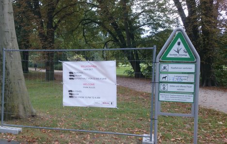 Schild zeigt die Sperrung des Treptower Parks an.
