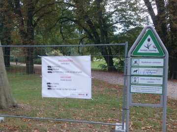 Schild zeigt die Sperrung des Treptower Parks an.
