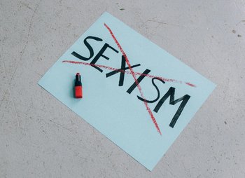 Das Wort SEXISM ist rot durchgestrichen