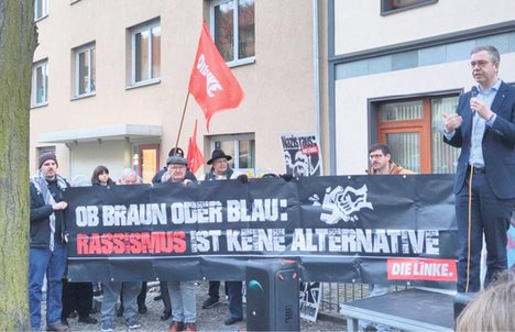 Demonstration: Personen halten ein Transparent/Banner
