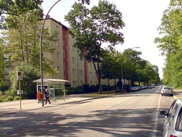 32 Neue Krugallee3 Neue Krugallee im Sommer mit Bushaltestelle, parkenden Autos und wartenden Menschen